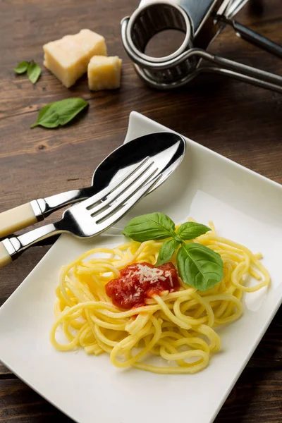 Spaghettis à la sauce tomate sur assiette carrée — Photo