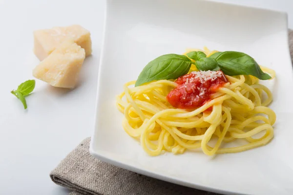 Spaghetti with tomato sauce on square plate — Stock Photo, Image