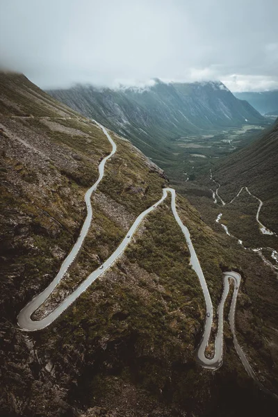 Zakręt drogi w górach, — Zdjęcie stockowe