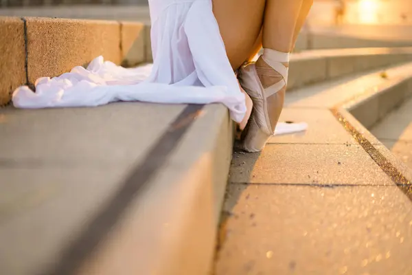 Lage Sectie Van Ballerina Punt Schoenen Witte Jurk Staande Dragen — Stockfoto