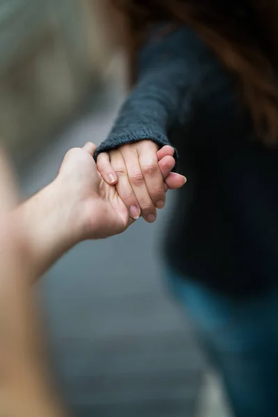 Någon Håller Kvinna Svart Tröja För Hand Suddig Bakgrund — Stockfoto