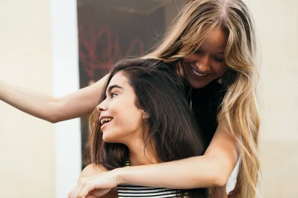 Chicas sonrientes divirtiéndose al aire libre — Foto de Stock