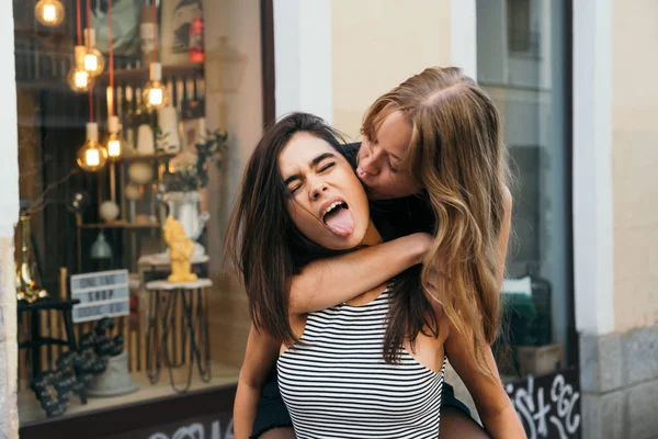 Lachende meisjes, met plezier buiten — Stockfoto