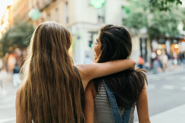 Brunette and blonde girls hugs outdoor — Stock Photo, Image