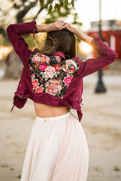 Mujer joven en ropa brillante — Foto de Stock