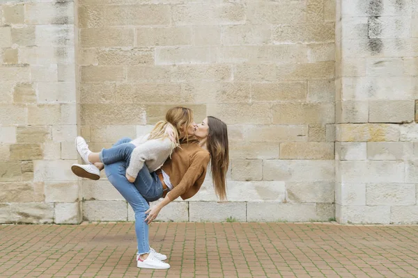 Vrouwen knuffelen en zoenen — Stockfoto