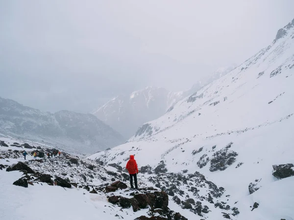 Anonieme persoon in de besneeuwde bergen — Stockfoto