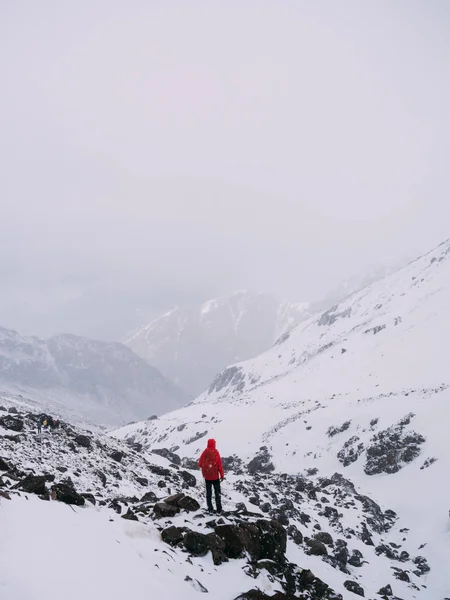 雪山で匿名の人 — ストック写真