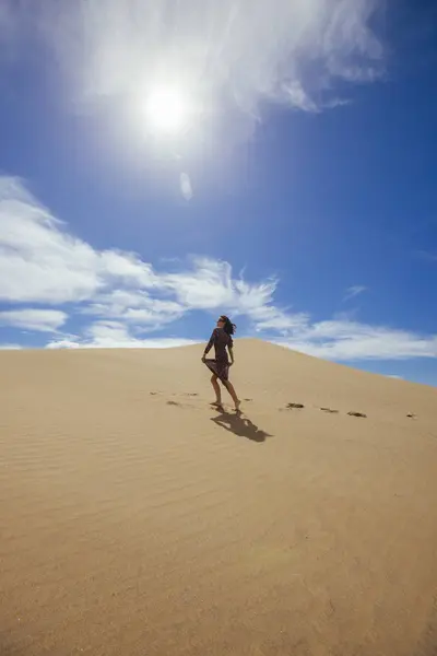 Kobieta w sukni w dunes — Zdjęcie stockowe