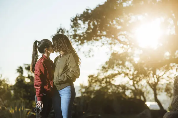 Jovem lésbicas casal beijos — Fotografia de Stock