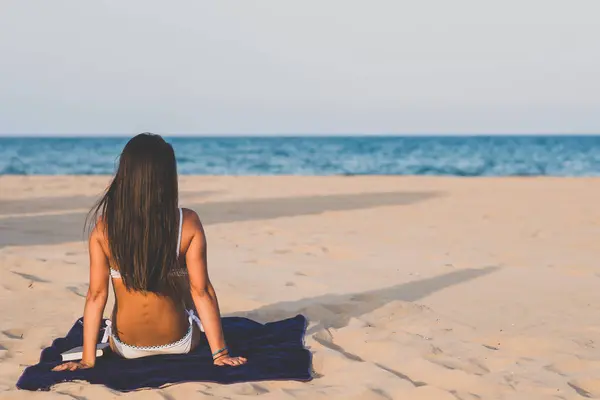 Jovem mulher na praia — Fotografia de Stock