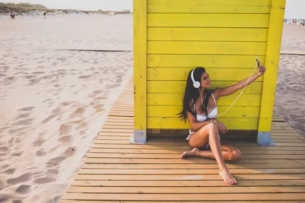 Woman taking a selfie at the beach — Stock Photo, Image