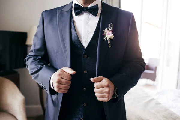 Crop groom in suit — Stock Photo, Image