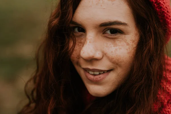 Gülümseyen Kızıl Bir Kızın Portresi — Stok fotoğraf