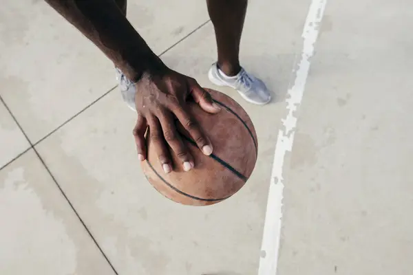 Crop man dengan bola basket — Stok Foto