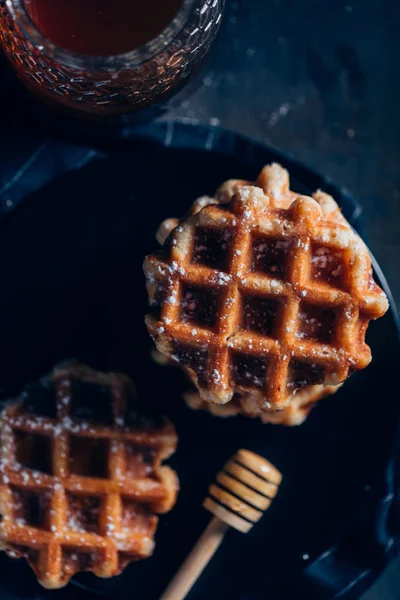 Waffle krema şeker ile kılavuzunda — Stok fotoğraf
