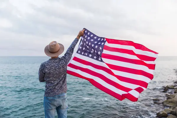 Człowiek z amerykańską flagę — Zdjęcie stockowe