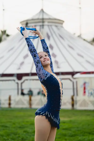 Vrolijke gymnast rekken met string — Stockfoto