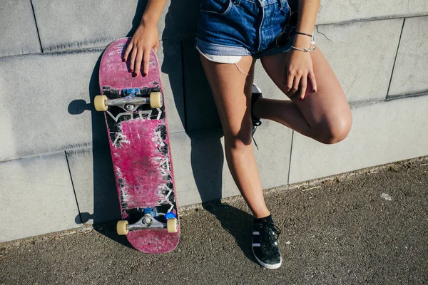 Gewas meisje poseren met oude skate — Stockfoto