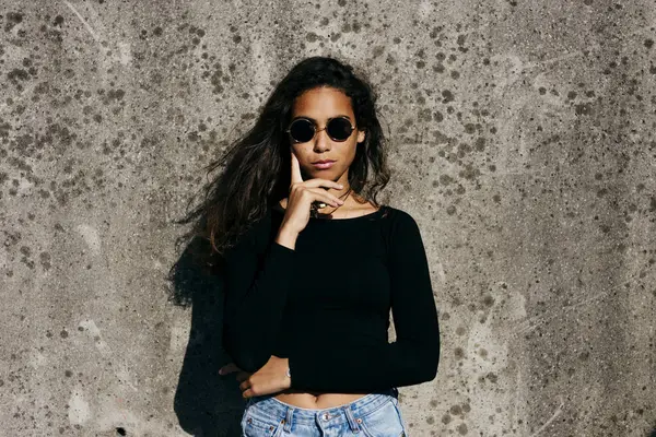 Encantador joven sonriendo al sol — Foto de Stock