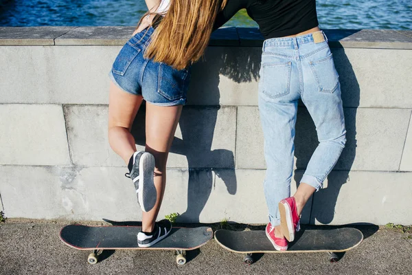 Vue arrière des filles sur les patins — Photo