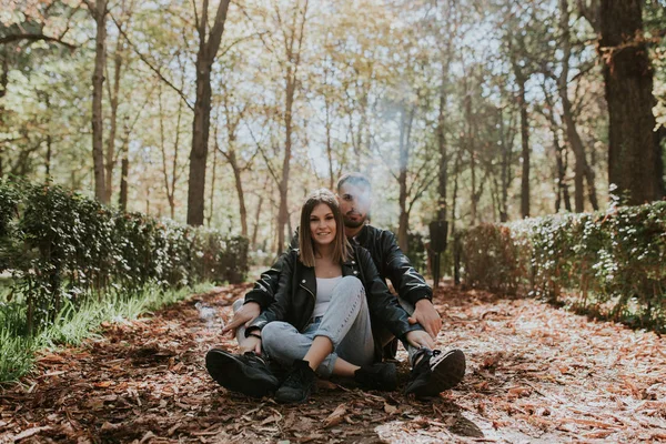 Young Couple Sitting Ground Park Alley Looking Camera — Stock Photo, Image