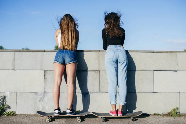 Widok z tyłu dziewcząt na łyżwy — Zdjęcie stockowe