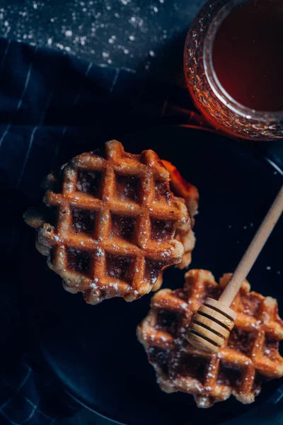 Waffles em grelha com açúcar de confeiteiro — Fotografia de Stock