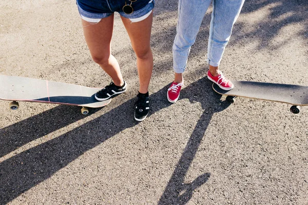スケート靴をはいた作物女性 — ストック写真