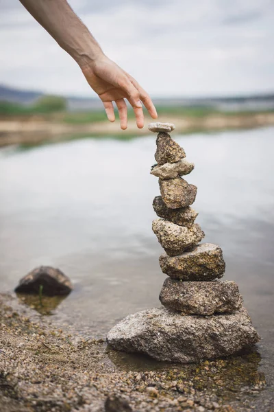 Crop Mão Alongamento Para Torre Pedra — Fotografia de Stock