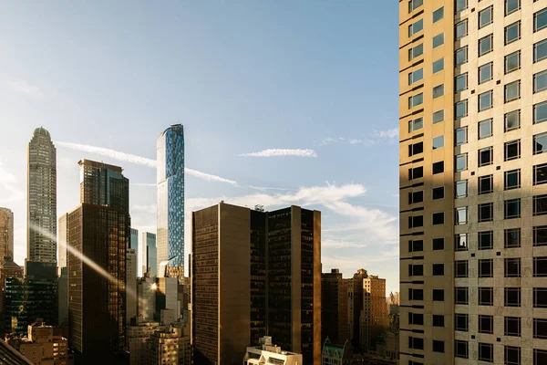 Zonsondergang in de straten van Manhattan — Stockfoto