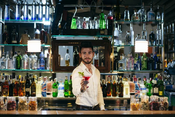 Bartender giving cocktail — Stock Photo, Image