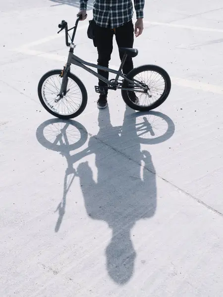 Crop male with BMX — Stock Photo, Image