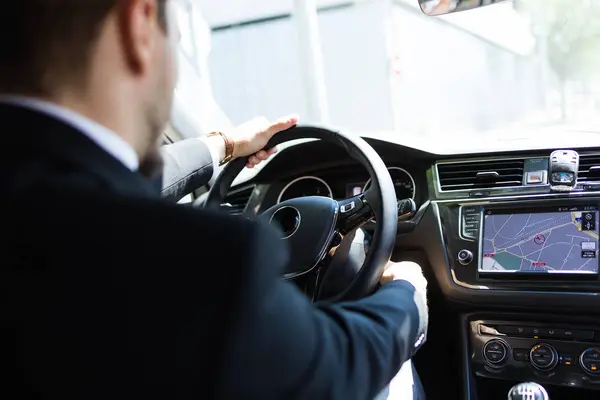 Man using navigator in car — Stock Photo, Image