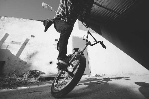 트릭을 수행 하는 Bmx 라이더 — 스톡 사진