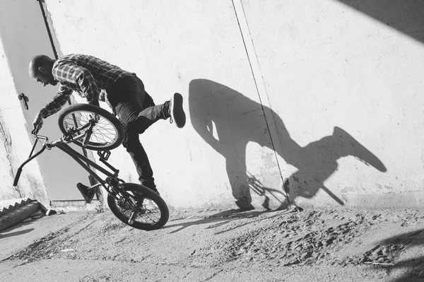 BMX rider provádění triků — Stock fotografie