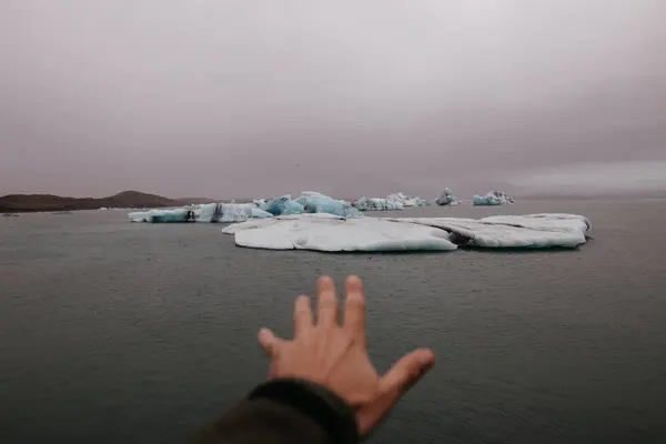 Gröda hand utsträckt till glaciären — Stockfoto