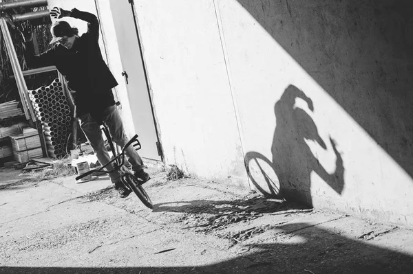 BMX rider standing near wall — Stock Photo, Image