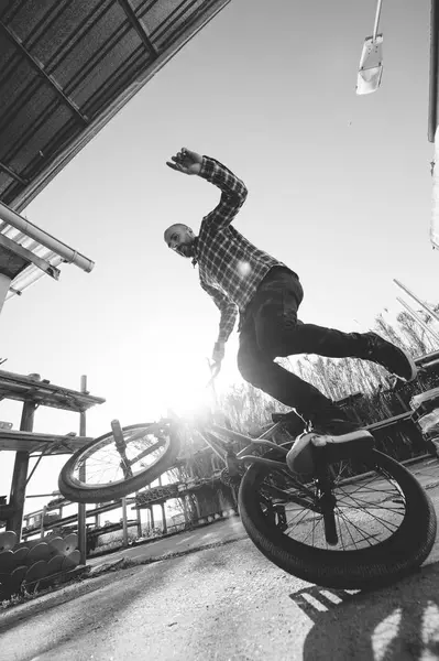 BMX piloto realizando truques — Fotografia de Stock