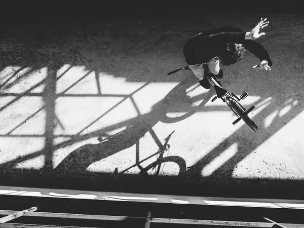 BMX rider realizando trucos — Foto de Stock
