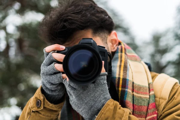 Hombre fotógrafo tomando fotos — Foto de Stock