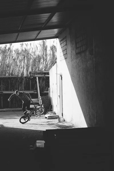 Bmx sürücüsü hileci performans — Stok fotoğraf