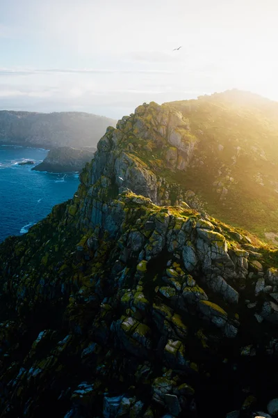 Orilla de montaña al atardecer —  Fotos de Stock