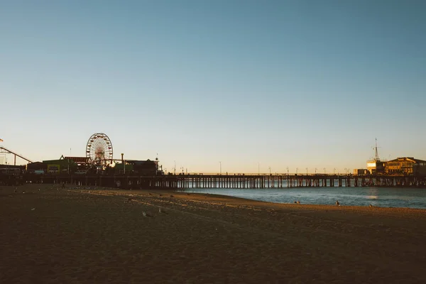 Parque de atracciones en el muelle — Foto de Stock