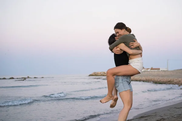 Abrazando feliz pareja femenina —  Fotos de Stock