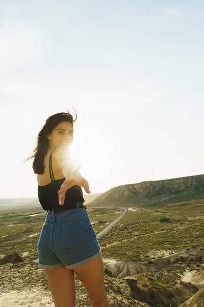 Pretty woman on cliff — Stock Photo, Image