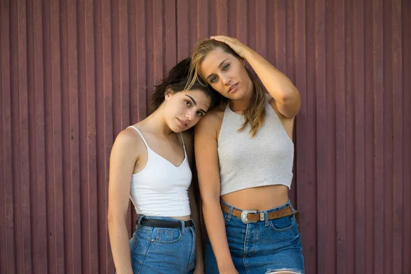 Women standing at wall together — Stock Photo, Image