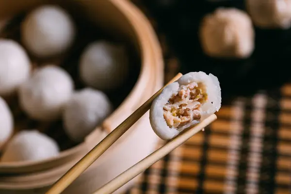 Bolinhos caseiros em vapor de bambu — Fotografia de Stock