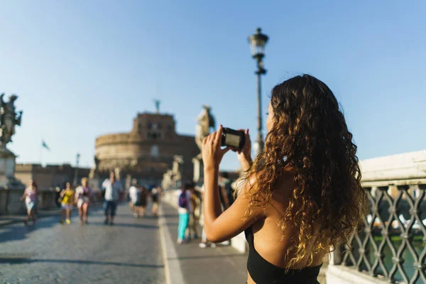 Femme prenant des photos de visites guidées — Photo