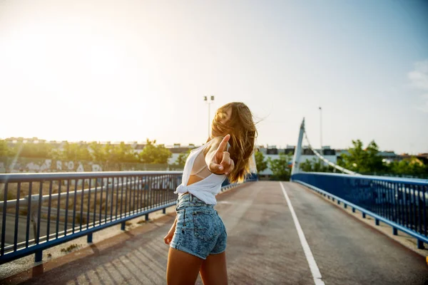 Mujer alegre posando en el puente — Foto de Stock